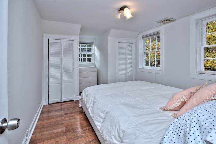 חדר שינה שני עם מיטת קווין סייז.