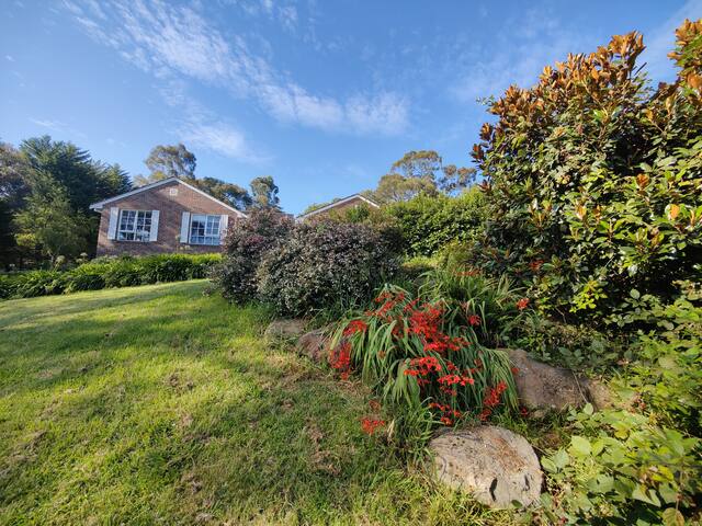 Peaceful Acre Retreat – Pets & Long Stays Welcome gallery image 2