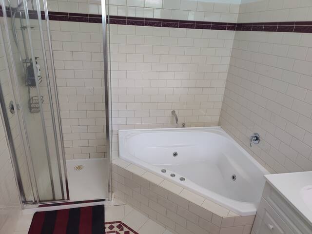 Peaceful Acre Retreat – Pets & Long Stays Welcome gallery image 5