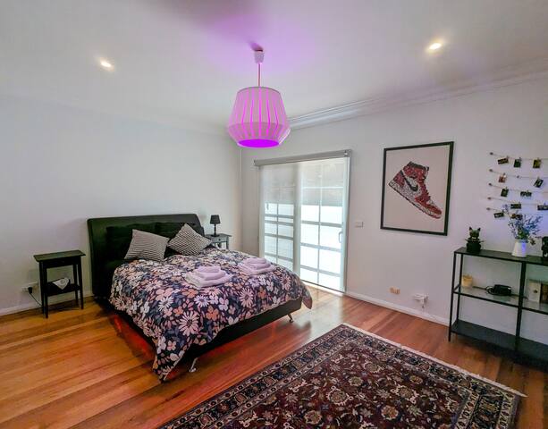 Peaceful Acre Retreat – Pets & Long Stays Welcome gallery image 3