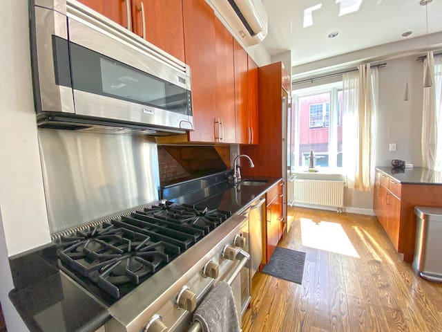 Three Bedroom West Village Townhouse! gallery image 5