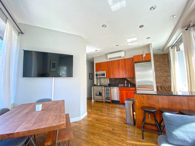 Three Bedroom West Village Townhouse! gallery image 2