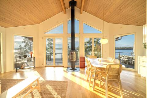 Lake Front Cottage - 3BR w/ Stunning Views