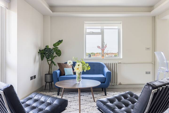 Lux Regents Park 2 bed 2 bath penthouse with Ac gallery image 2