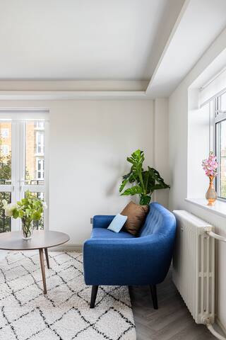 Lux Regents Park 2 bed 2 bath penthouse with Ac gallery image 3