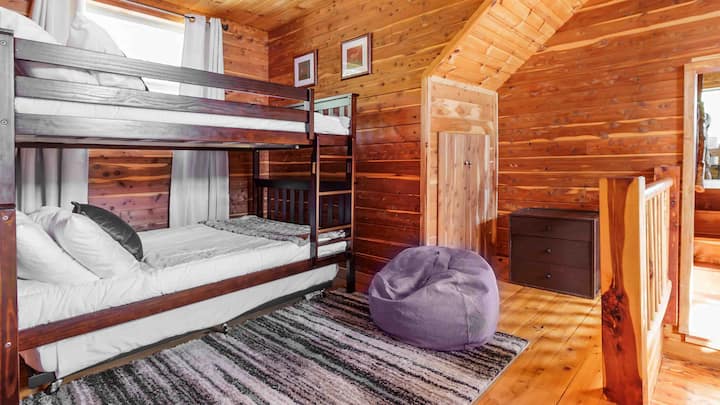 חדר המיטות נמצא בלופט פתוח בחלק העליון של המדרגות. מיטות הקומותיים הן שתי מיטות בגודל מלא עם מיטה זוגית מתחת למיטה התחתונה. יכול לישון 5 ילדים קטנים או שלושה מבוגרים. יש גם מסך נפתח לפרטיות נוספת. 