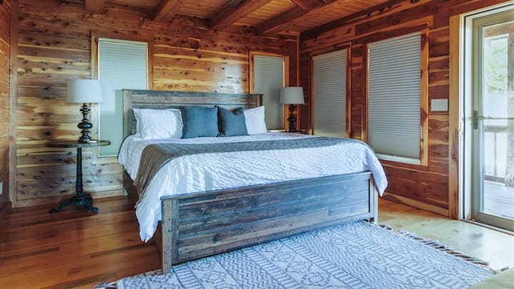 חדר השינה הזה מציע מיטת קינג סייז וספה מתקפלת. יש בו גם ארון כניסה ענק, כניסה פרטית מבחוץ וחדר רחצה פרטי. 