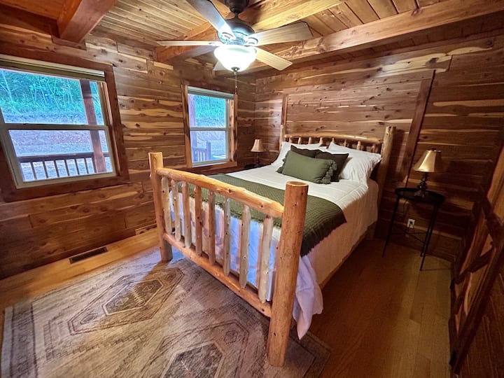 מיטת קווין סייז עם ארון ושידה לאחסון. חדר השינה הזה חולק את חדר הרחצה משמאל לדלת חדר השינה. 