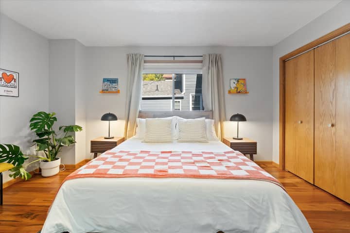 V tejto útulnej spálni nájdete šatník pre všetky vaše úložné potreby.