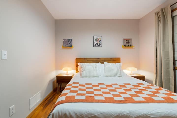 Drevené čelo postele dodáva nádych rustikálnej elegancie a vytvára príjemnú a príjemnú atmosféru.