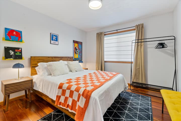 Táto spálňa ponúka pohodlnú menšiu manželskú posteľ, okno so zatemňovacími závesmi pre pokojný nočný spánok a pohodlný stojan na oblečenie pre jednoduchú organizáciu. 