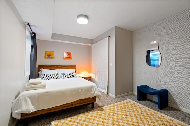 Táto priestranná spálňa ponúka pre vaše pohodlie uteráky navyše a ponúka jedinečnú stoličku s prízvukom, ktorá dodáva miestnosti charakter a funkčnosť.