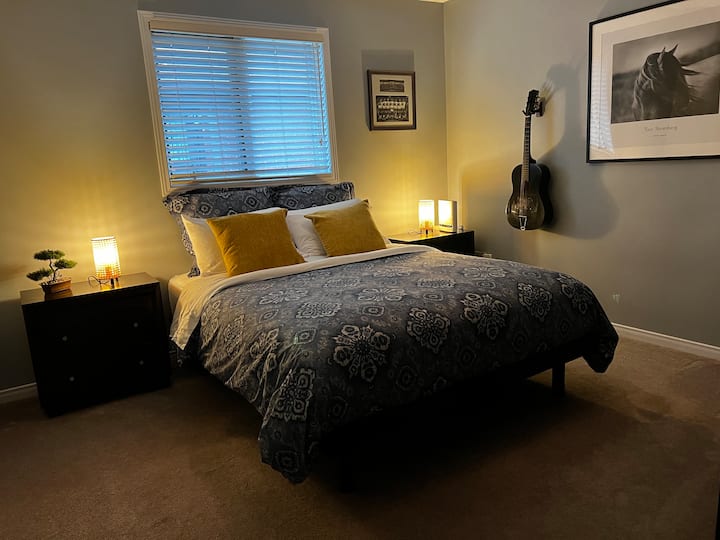 Spálňa číslo 2, manželská posteľ.