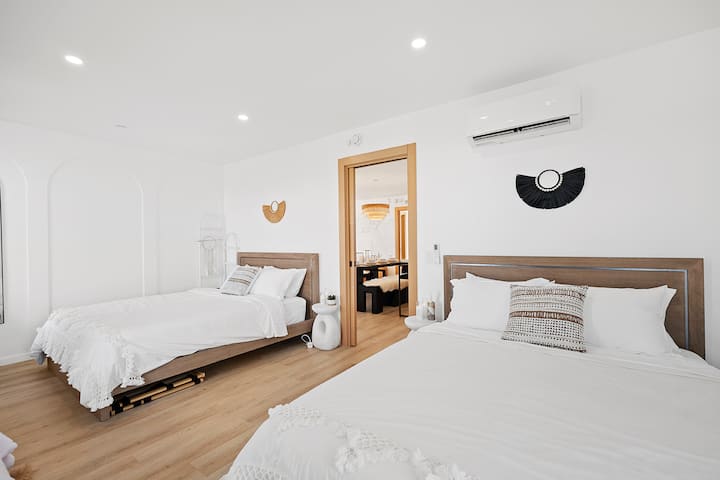 Sunrise view bedroom with 2 queen beds