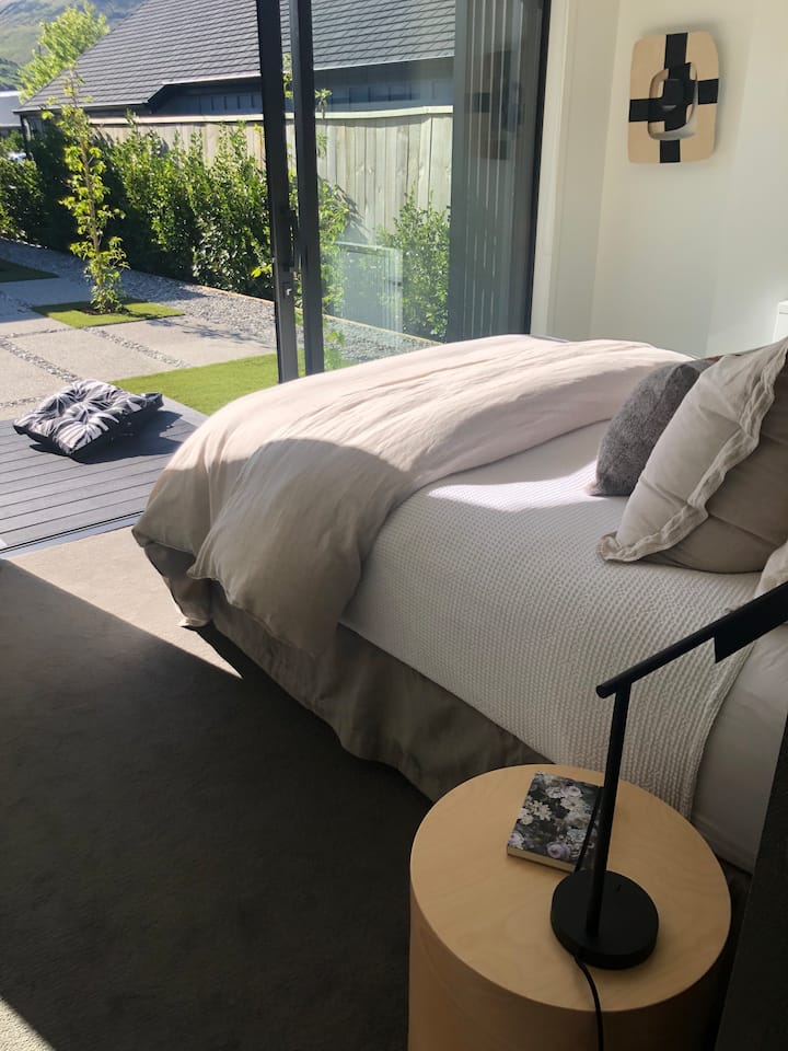 Hlavná spálňa s výhľadom do dvora. 