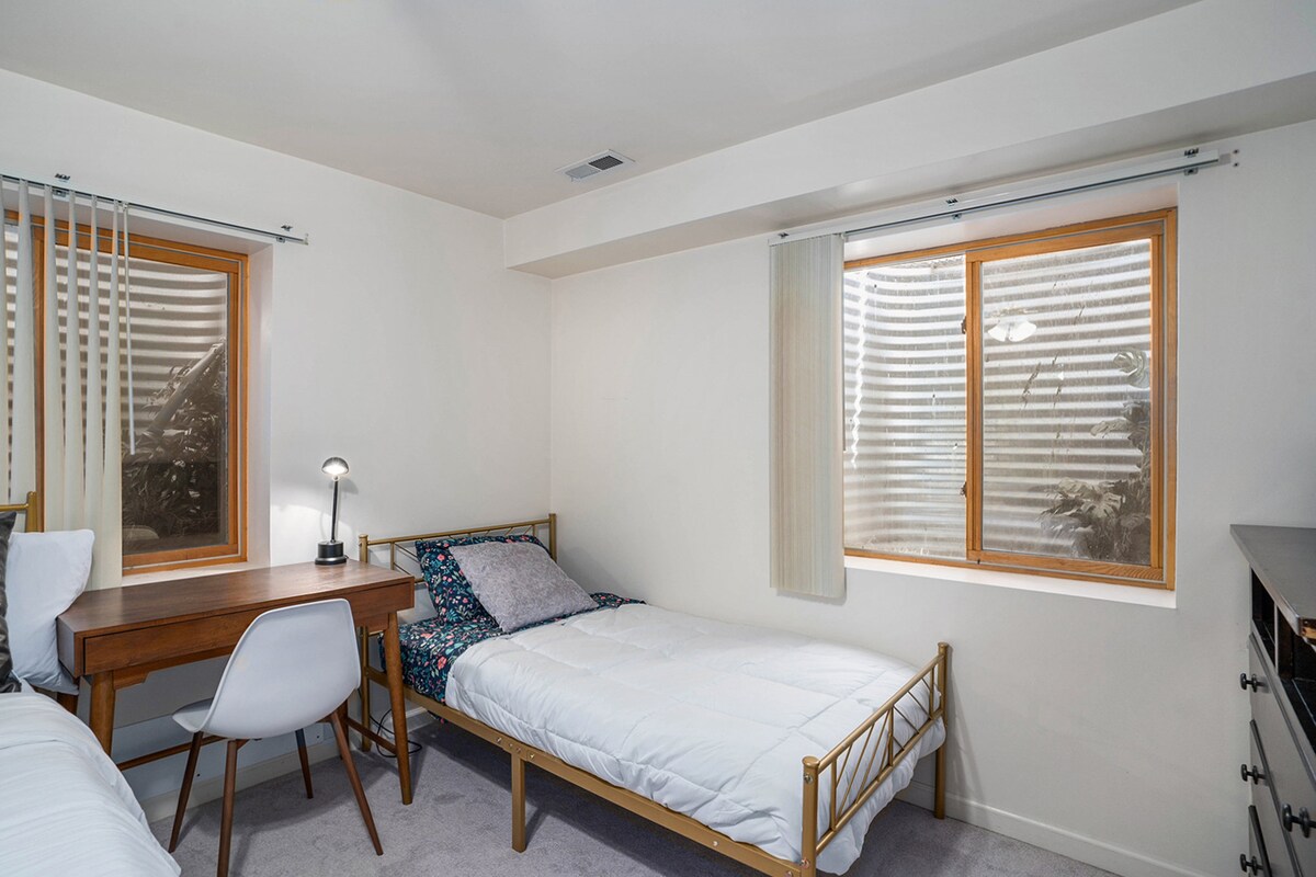 מיטת קווין סייז במרתף ומיטת טווין.