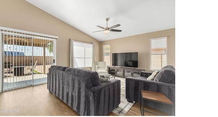 Puedes ver el estadio al fondo. Gran habitación para relajarse o ver la televisión. Hay una manta con peso en la parte trasera del sofá para  mayor comodidad.