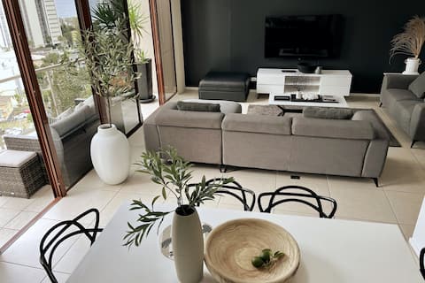 Popular Airbnb listing: Private Sky Terrace Classic Penthouse 2 Car Parks in Broadbeach