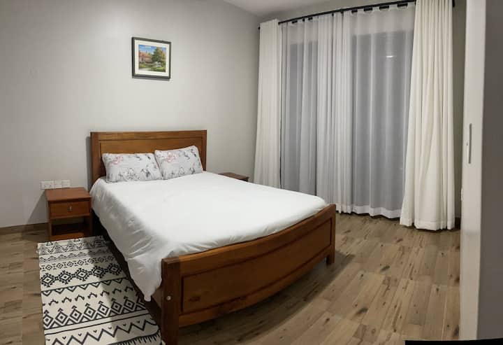 Chumba kikubwa cha kulala chenye roshani na bafu la ndani na choo - usiku