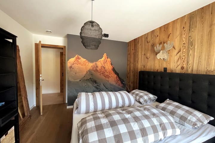 Dormitorio 1, con espejo grande junto a la puerta