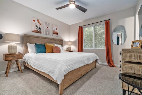 Elegant Escape-Fenced Yard, BBQ & Cozy Fire Pit!