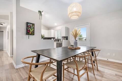 Elegant Escape-Fenced Yard, BBQ & Cozy Fire Pit!