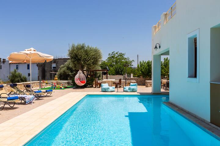 Spacious Family Villa near to amenities with pool gallery image 3