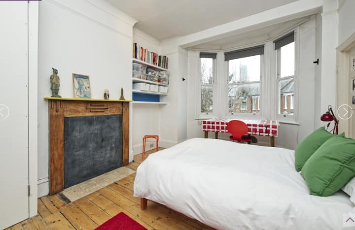 Spálňa 1 s veľkým arkýřovým oknom