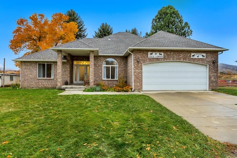 13 beds 7 bedrooms 2 acres. 5 miles to East Canyon