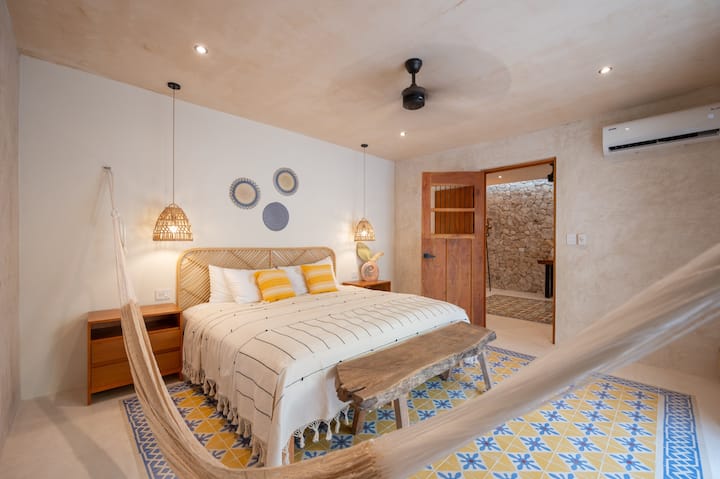 غرفة النوم الرئيسية - سرير بمقاس كبير