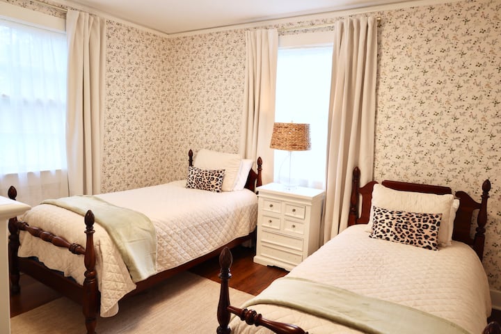 deux lits jumeaux, commode et placard