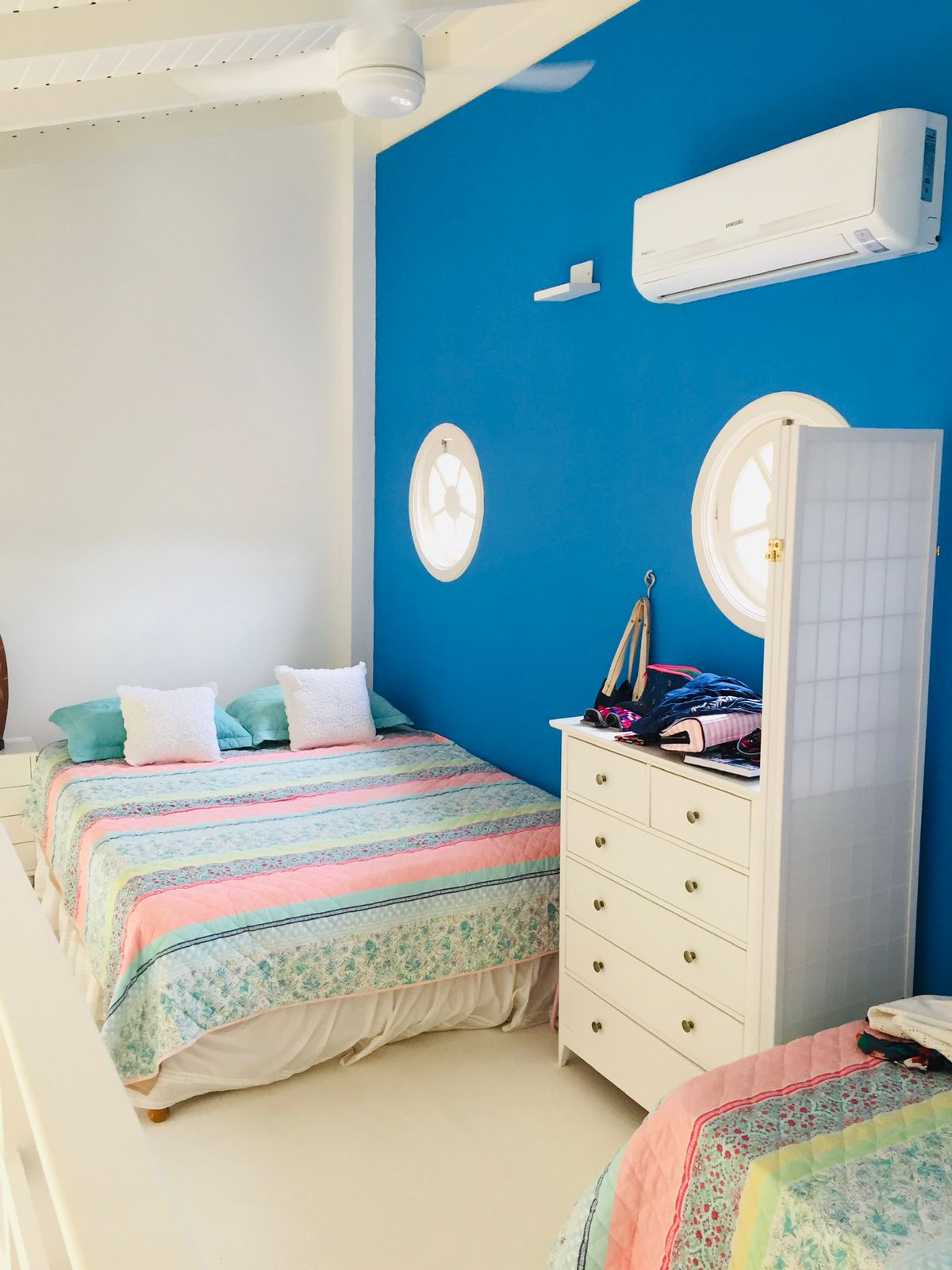 קומת ביניים עם:
מיטה זוגית אחת 
שידה אחת 
ניתן לסגור את החדר עם וילון האפלה ומסך.
יש בו מיזוג אוויר.