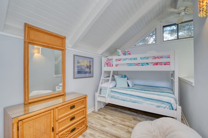 Lofti i gjerë përmban një krevat dopio argëtues mbi krevat marinari të plotë për vizitorët ose fëmijët tuaj, ndërsa 3 karrige me qese fasule ofrojnë rehati maksimale për të shijuar hapësirën e lojrave PS4!