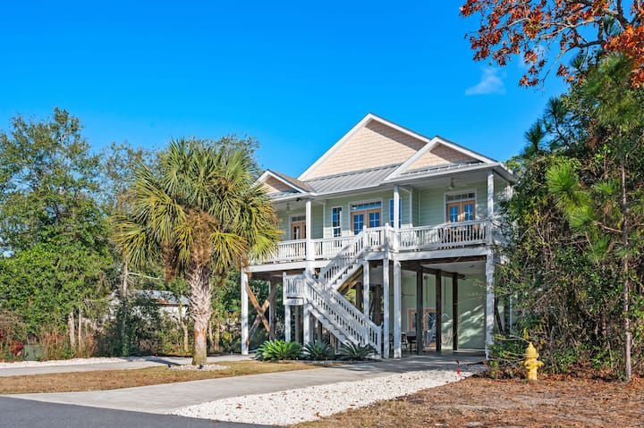 Tranquil Haven, Relaxing Outdoor Space & Hot Tub - Oak Island, NC