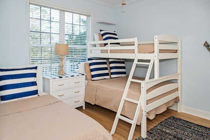 3rd bedroom - 
1 full size bed (bunk bed)
1 twin bed (bunk bed)
1 twin single bed 