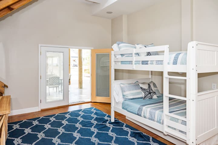 4th bedroom is located on the lower level 

Full-size bunk beds