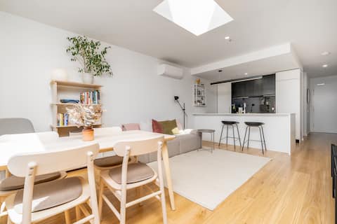Modern City Living - Apt in Vibrant Dickson