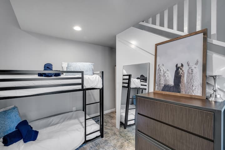 New Build Luxury Loft + Massive Backyard! - Fort Worth, TX