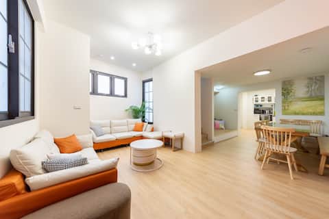 [Nanjing Style] Three Bedroom Private Homestay, near Tainan Railway Station and Chengdu Campus/Locat