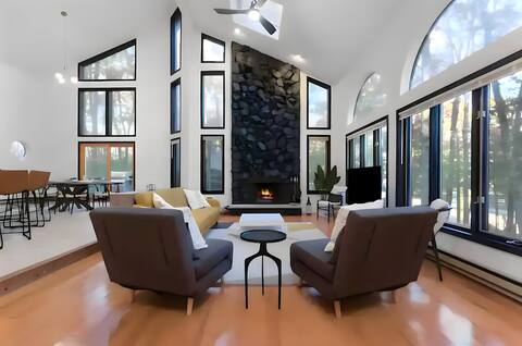 HUGE Poconos Mansion w Hot Tub, Game Room, FirePit