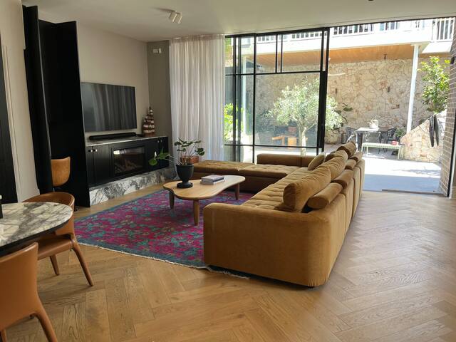 Art House – Luxe family Villa in Mosman with pool