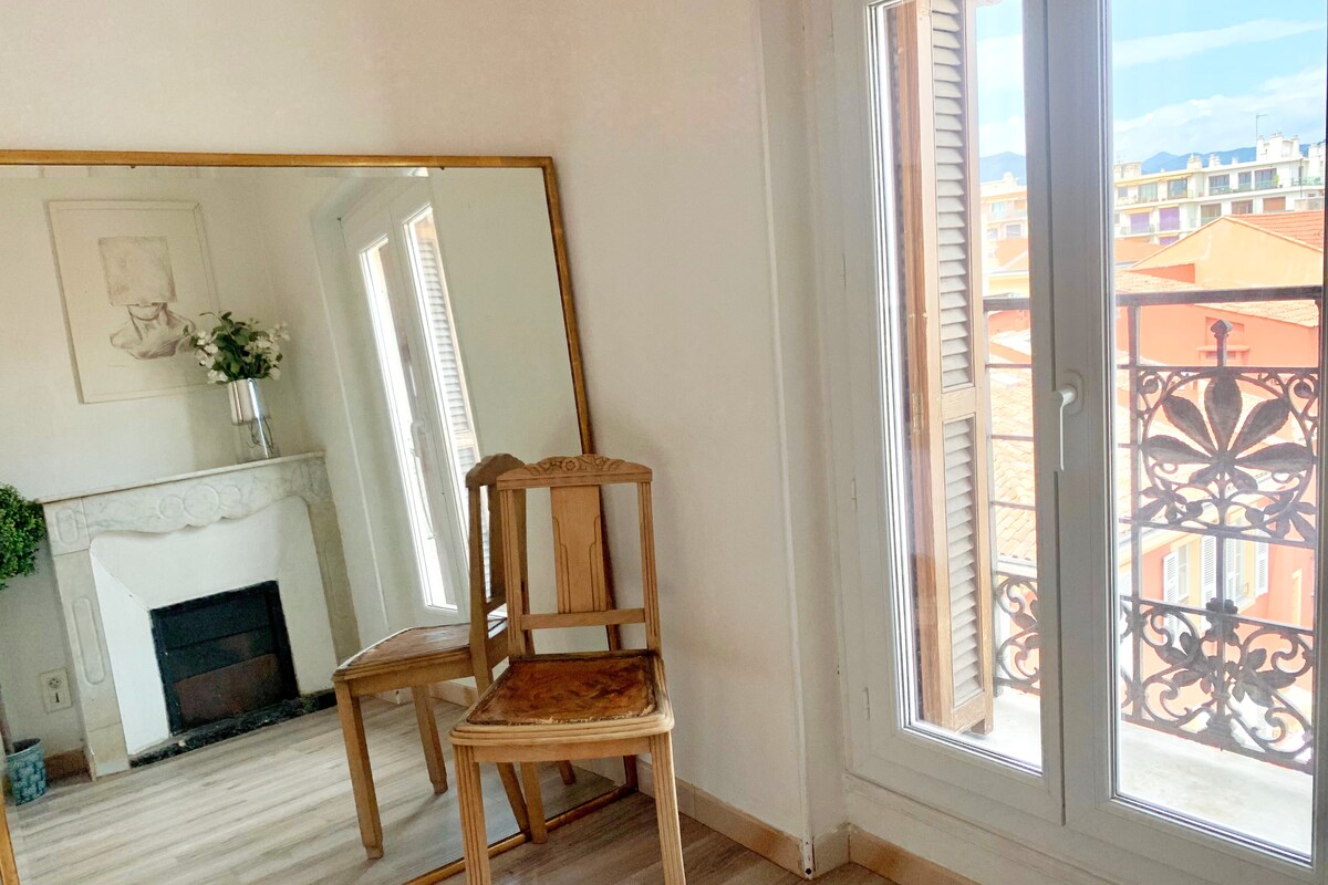 Dritarja e dhomës së gjumit 