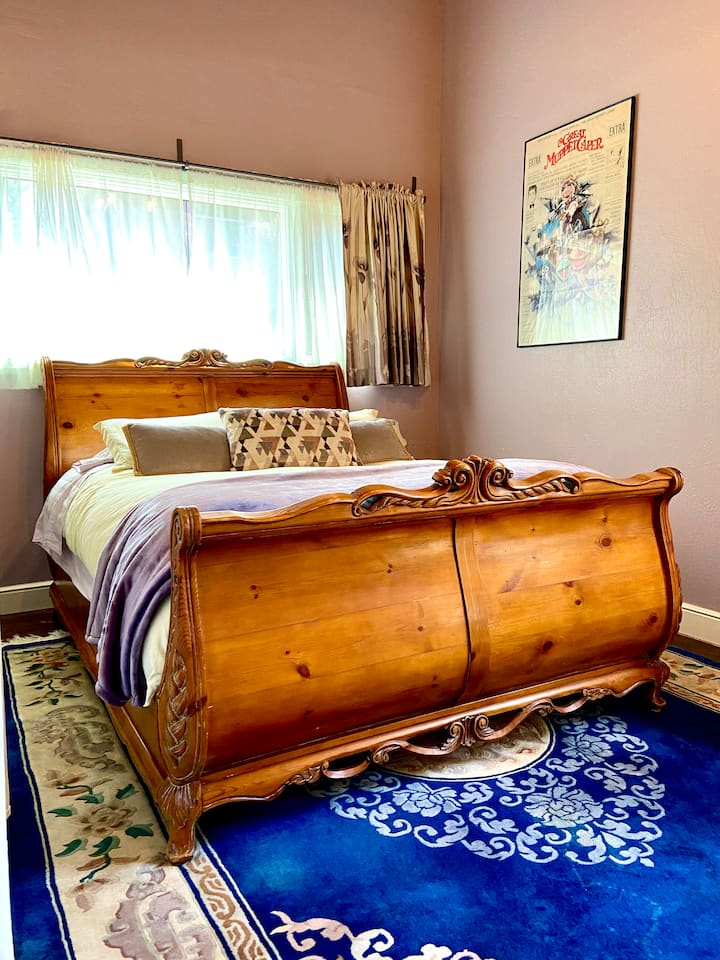 楼上的第二间卧室配备一张标准双人床。