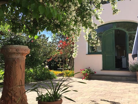 Ancient house with garden and access to the sea