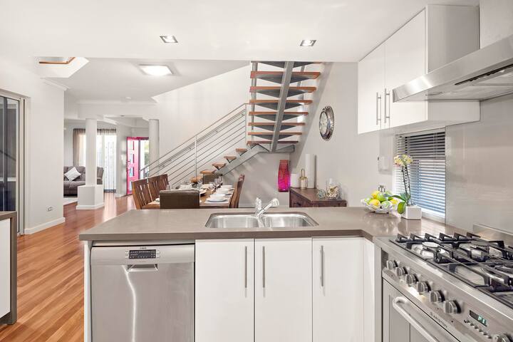 On the city doorstep! – A rare stand-alone house! gallery image 5