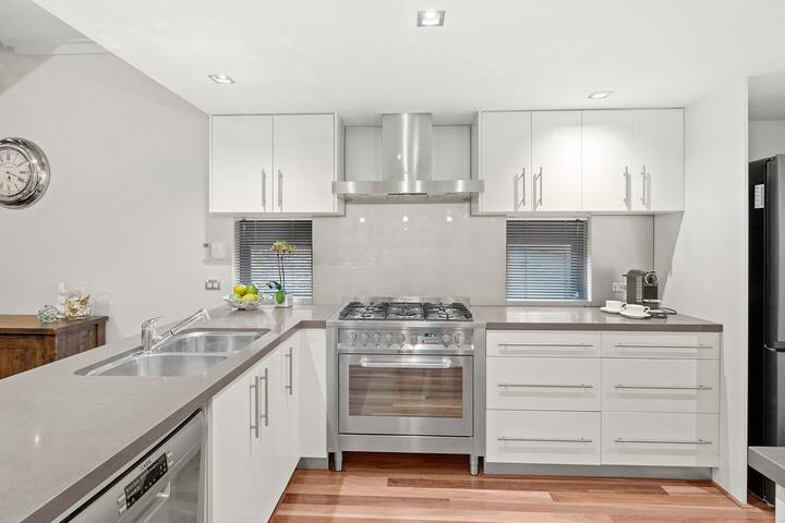 On the city doorstep! – A rare stand-alone house! gallery image 4