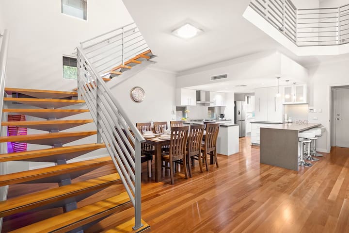 On the city doorstep! – A rare stand-alone house! gallery image 2