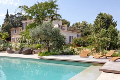 Beautiful villa in Provence with garden and pool