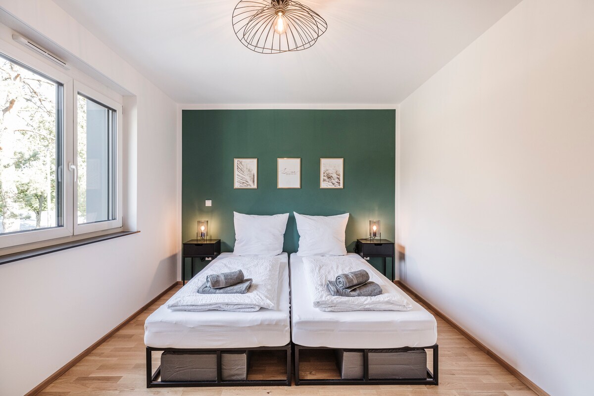 Საძინებელი 2 ადამიანისთვის 180 სმx200 საწოლით (2x 90სმx200სმ მატრასები). Მოთხოვნისამებრ, შესაძლებელია საწოლების განცალკევებაც.

(საცხოვრებელი 4 ადამიანისთვის)