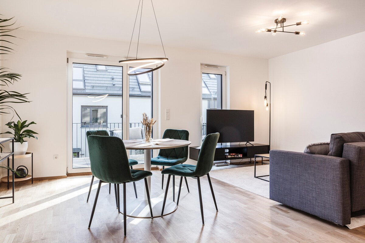 Სასადილო სივრცე 4 ადამიანისთვის და მისაღები სივრცე გასაშლელი დივნითა და სმარტ-ტელევიზორით

(საცხოვრებელი 4 ადამიანისთვის)